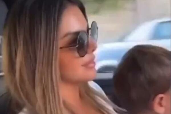 SRPKINJA DALA BEBI VOLAN U RUKE NASRED PUTA, SNIMAK JE JEZIV: Mnogi tvrde da je ovo za ZATVOR! (VIDEO)