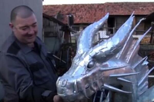 MOŽE DA ISKUJE SVE ŠTO POŽELITE: Kikindski kovač za 16 dana napravio zmaja od 2,5 metra (FOTO)