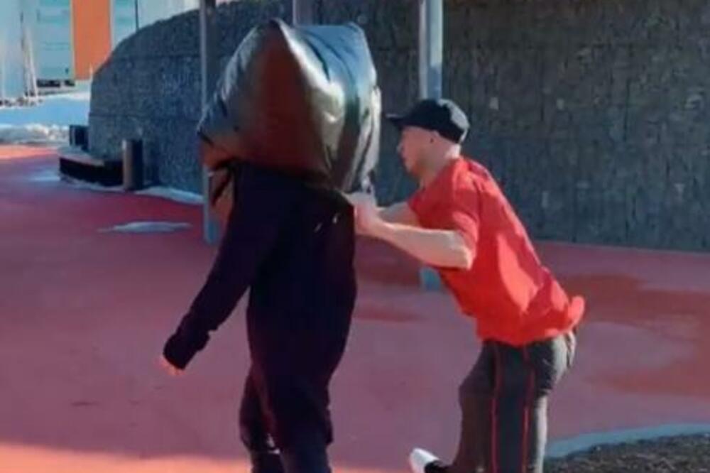 NABIO PROLAZNIKU DŽAK NA GLAVU, PA ESKIVIRAO: Usledila TUČA sa nedužnim prolaznikom (VIDEO)