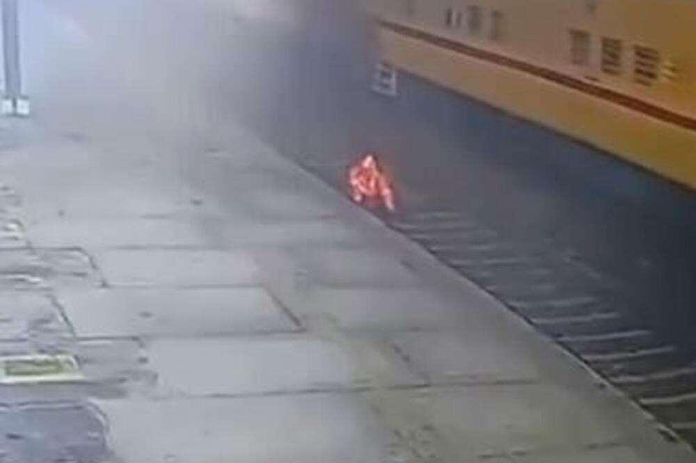 VASKRSENJE UŽIVO: Voz prešao preko NJEGA, ON USTAO KAO DA SE NIŠTA NIJE DESILO (VIDEO)