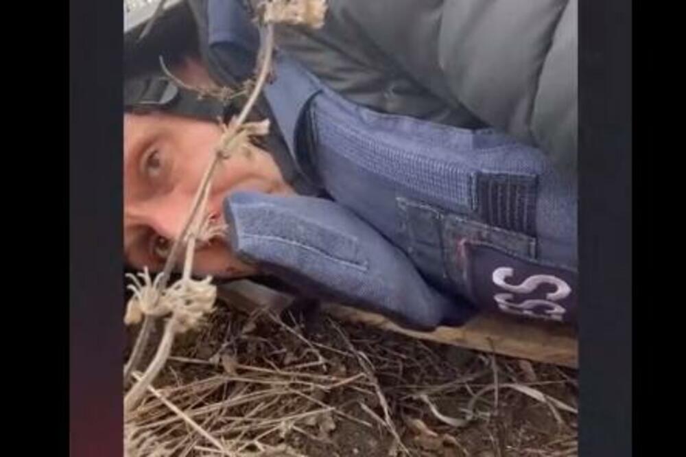 OVAKO IZGLEDA RAT UŽIVO: Dopisnik se našao USRED unakrsne PALJBE u Donjecku, leži PRESTRAVLJEN na zemlji! (VIDEO)