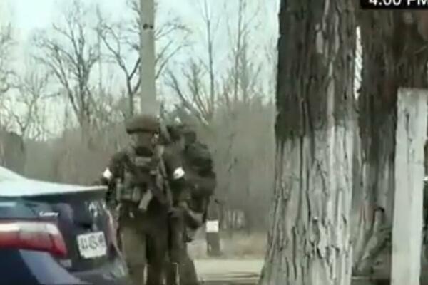 POGLEDAJTE AKCIJU RUSKIH PADOBRANACA! Objavljen video kako ZAUZIMAJU aerodrom kod Kijeva (VIDEO)