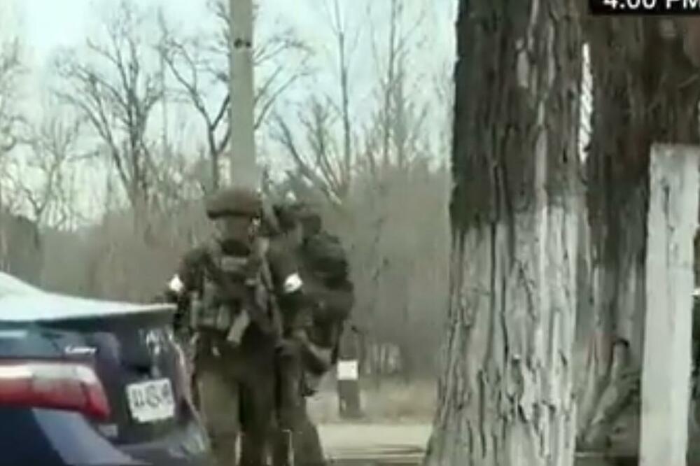 POGLEDAJTE AKCIJU RUSKIH PADOBRANACA! Objavljen video kako ZAUZIMAJU aerodrom kod Kijeva (VIDEO)