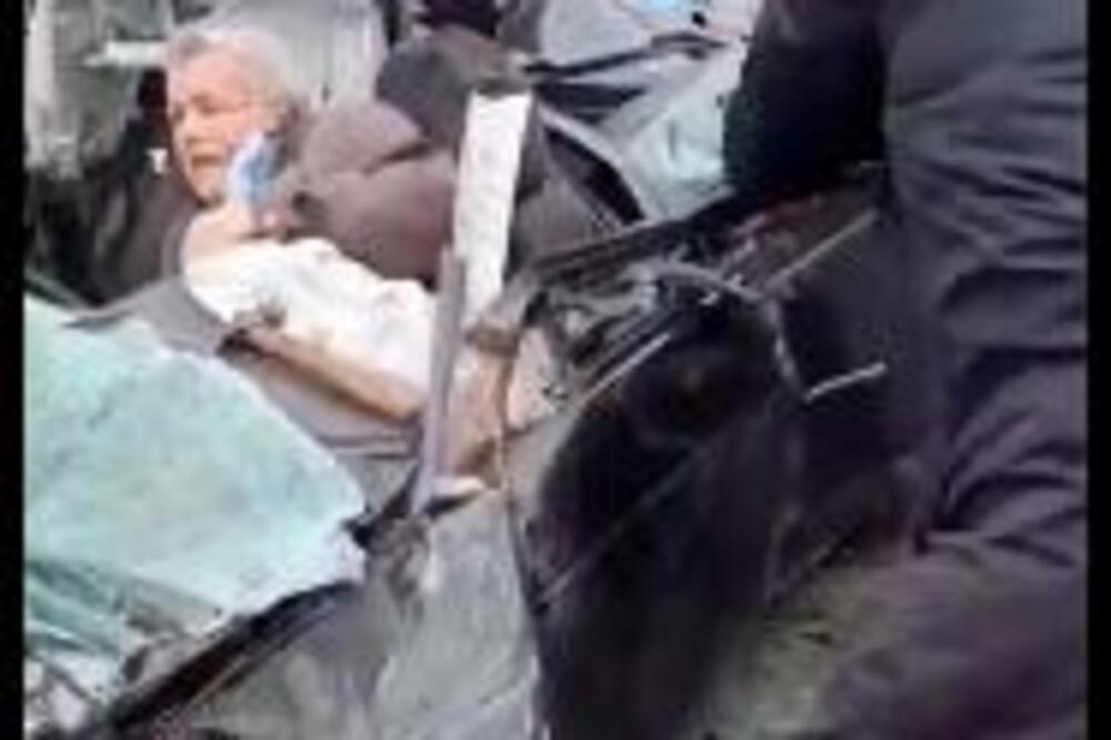 OBJAVLJEN JEZIV SNIMAK: Građani ČUPAJU vozača iz SMRSKANE olupine, nakon što je TENK pregazio automobil (VIDEO)