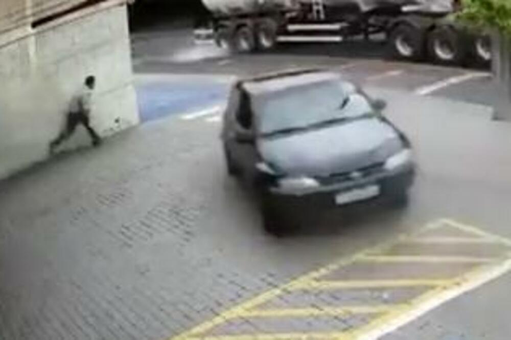 NA NJEGA NALETEO AUTOMOBIL DOK JE SEDEO NA ULICI: JEZIV prizor sprečen ZA DLAKU, SMRT JE BILA IZVESNA