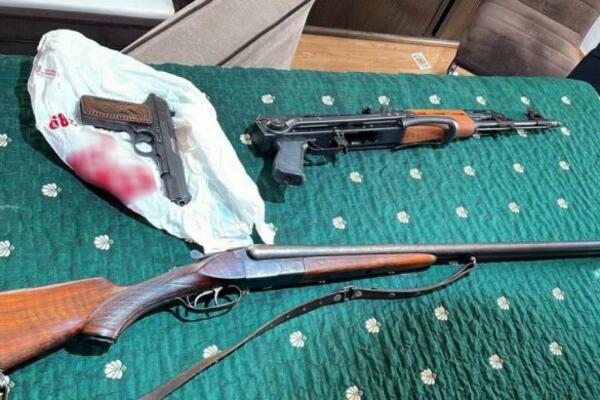 POLICIJA PRETRESOM OTKRILA ARSENAL ORUŽJA: Pogledajte šta je sve Novopazarac štekao u kući! (FOTO)