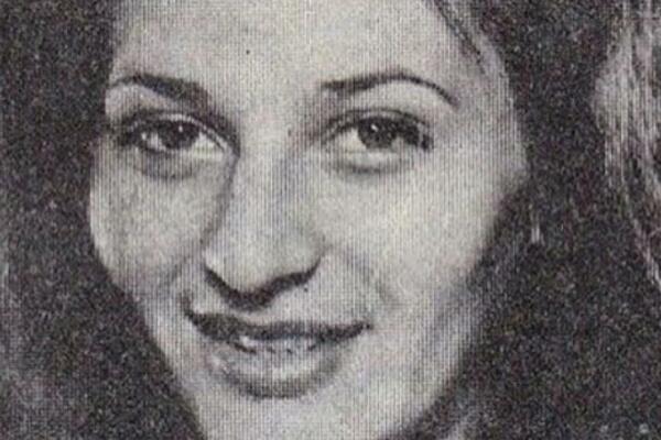 DANAS JE VELIKA ZVEZDA, SVI PEVAMO NJENE PESME, A NJENI STAJLINZI SE ZAUVEK PAMTE: Ko je osoba sa FOTKE?