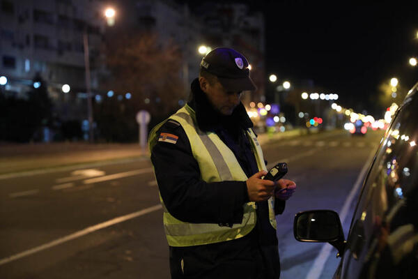 VOZIO "BMW" BEZ VOZAČKE DOZVOLE, PA OSTAO BEZ BESNE MAŠINE! Tu nije kraj drame, policija otkrila da je...