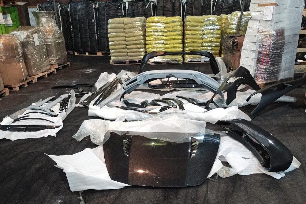 ČOVEK POKUŠAO DA PROKRIJUMČARI DELOVE ZA PORŠE: Carinici pronašli 40 i to SPECIJALNE SERIJE! (FOTO)