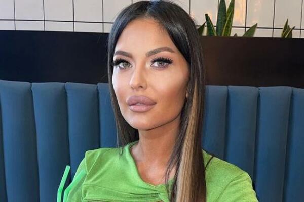 ZA NJU KAŽU DA JE NAJATRAKTIVNIJA SRPSKA VODITELJKA, UDATA JE ZA NAŠEG PEVAČA: A sada je pokazala VRELI DEKOLTE!