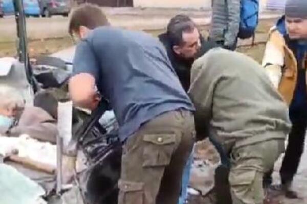 UZNEMIRUJUĆ SNIMAK ŠOKIRAO SVET! Ruski TENK NIJE pregazio automobil, jedva izvukli ČOVEKA (VIDEO)