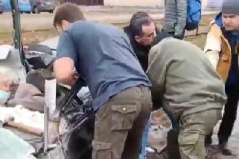 UZNEMIRUJUĆ SNIMAK ŠOKIRAO SVET! Ruski TENK NIJE pregazio automobil, jedva izvukli ČOVEKA (VIDEO)