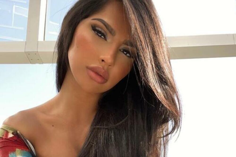 OVAKVE OBLINE NEMA SVAKO! Provokativne fotke i VRELE POZE manekenke ZAPALILE JAVNOST: Kipi na sve strane! (FOTO)