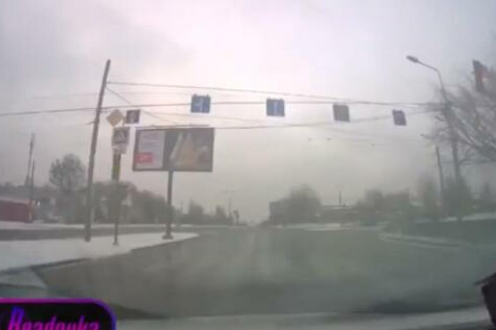 SNIMAK KOJI LEDI KRV U ŽILAMA: Vozio se ulicama Harkova i za DLAKU izbegao SIGURNU SMRT! (VIDEO)