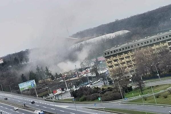 PRVI SNIMAK POŽARA NA NOVOM BEOGRADU: Vatra bukti, vatrogasci se bore sa vatrenom stihijom! (VIDEO)