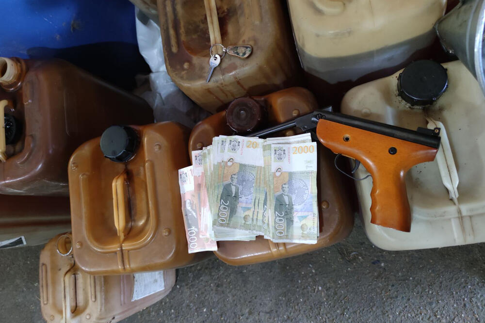 SKLADIŠTIO I PRODAVAO GORIVO KOD KUĆE: Uhapšen muškarac (51) iz Surčina, POGLEDAJTE ŠTA JE SVE IMAO! (FOTO)