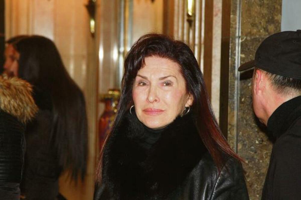 PEVALA DA BI ZARADILA ZA SPOMENIKE DA SAHRANI PORODICU: Jeziva životna priča SRPSKE pevačica, KAKVA TRAGEDIJA!