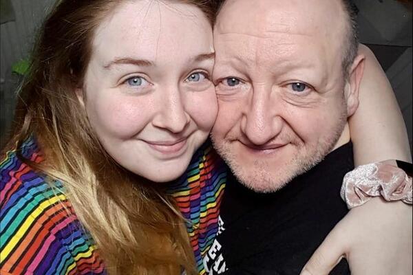 "LJUDI MISLE DA MI JE OTAC": Devojka (26) se verila sa čovekom od 58, reakcija njene majke na tu vezu je OVAKVA!