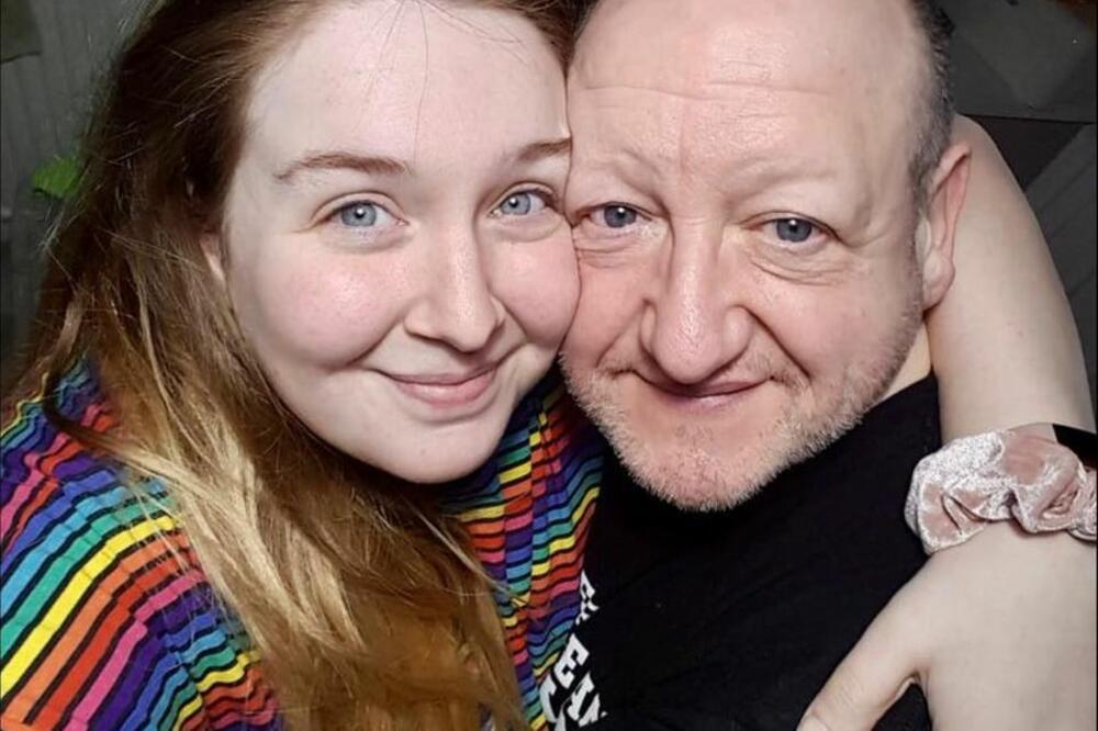 "LJUDI MISLE DA MI JE OTAC": Devojka (26) se verila sa čovekom od 58, reakcija njene majke na tu vezu je OVAKVA!