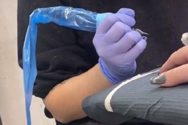 TRAŽILA JE OBIČNU TETOVAŽU NA PRSTU: Posle nedelju dana desilo se nešto što je RAZBESNELO! (VIDEO)