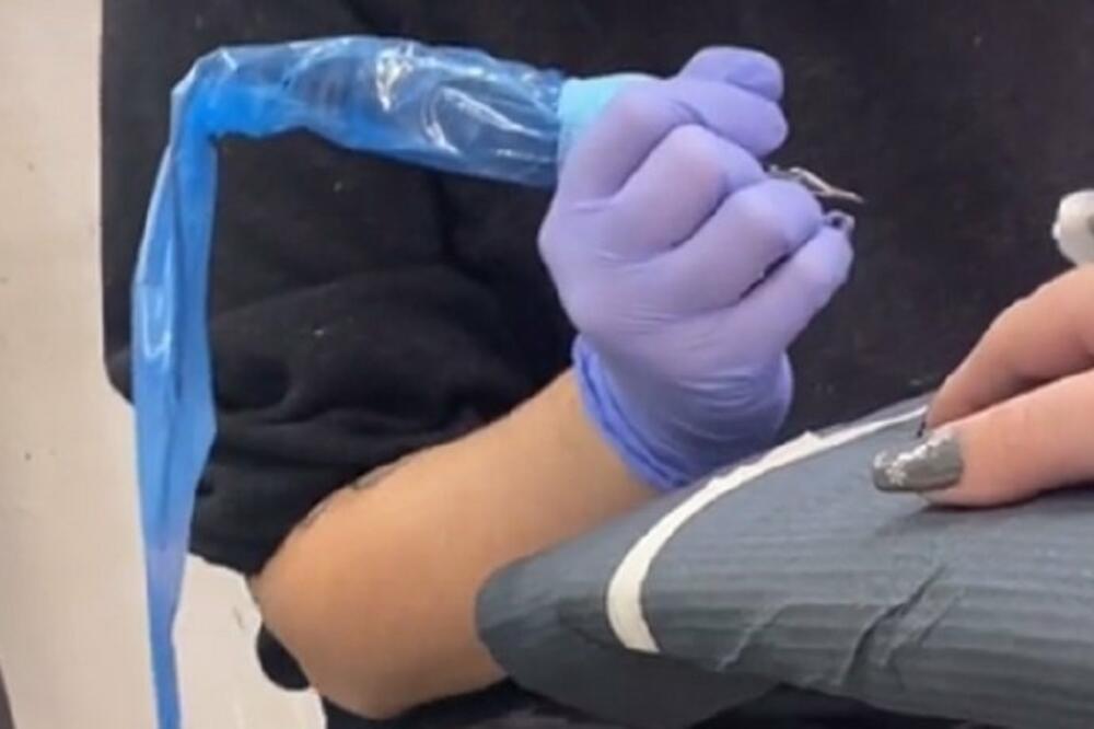 TRAŽILA JE OBIČNU TETOVAŽU NA PRSTU: Posle nedelju dana desilo se nešto što je RAZBESNELO! (VIDEO)