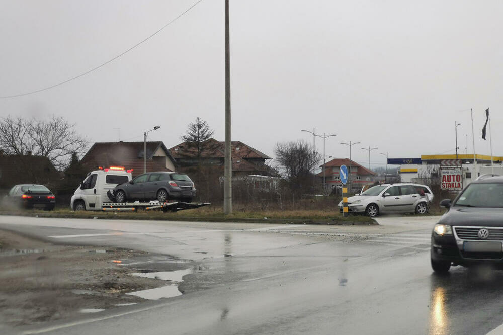 DETE POVREĐENO U UDESU NA IBARSKOJ MAGISTRALI: Sudar dva vozila u Rušnju