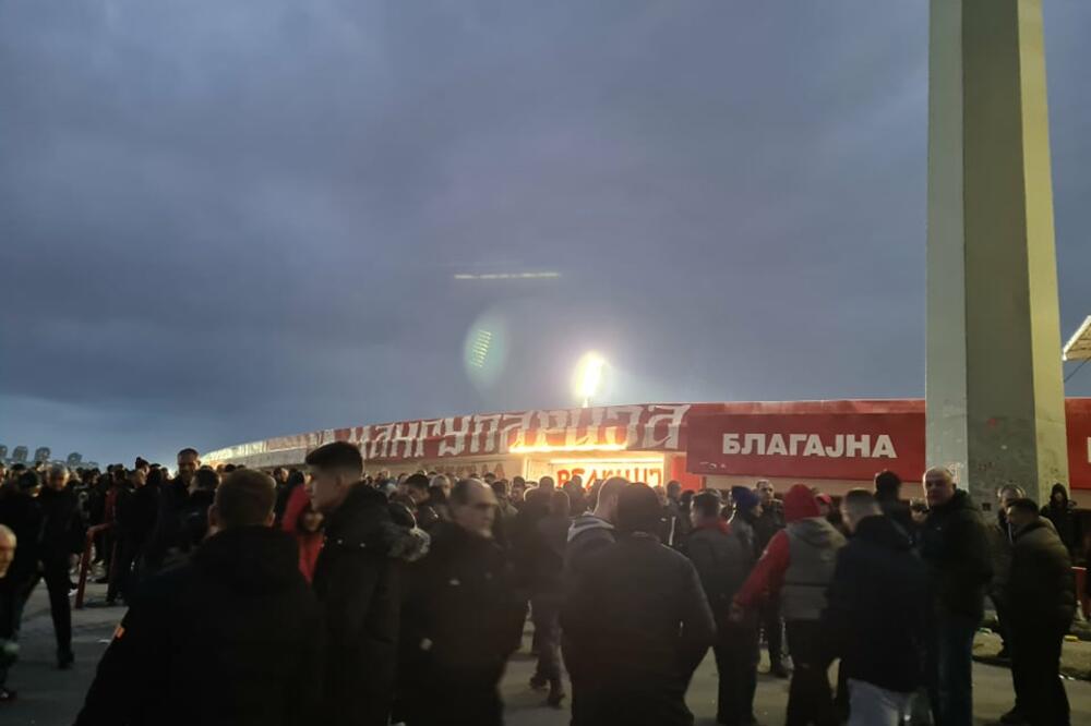 OKUPACIJA BEOGRADA! AUTOKOMANDA PUNA! SVI SE SJATILI NA "MARAKANU"! GUŽVA ALI BEZ NEREDA! (FOTO)