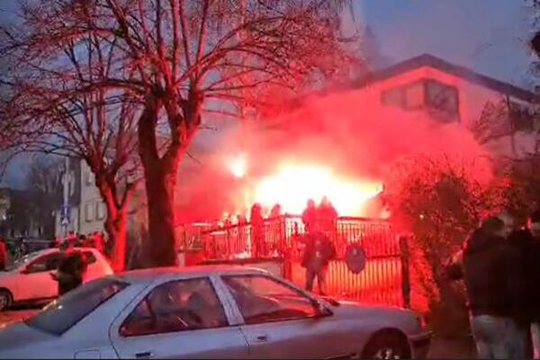 SAČEKUŠA! NEREDI! SUKOB NAVIJAČA! OPŠTA TUČA! KORIŠĆENE BAKLJE!