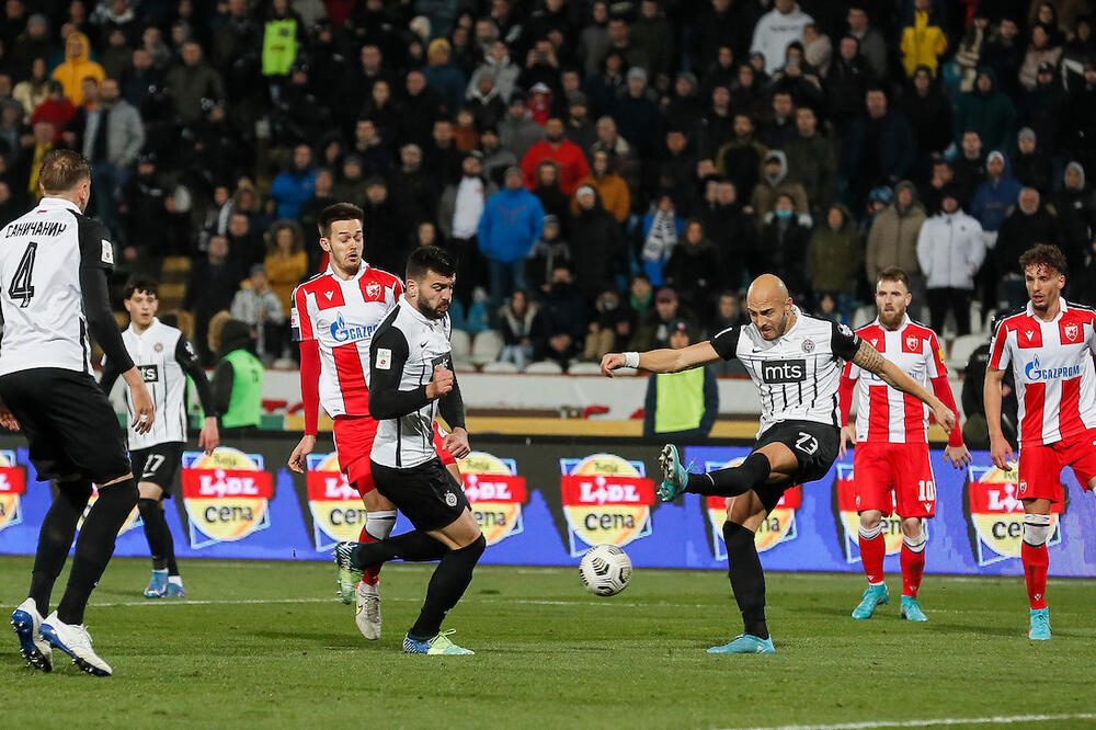 BRUKA! Fudbaleri Partizana DEMOLIRALI svlačinicu na Marakani!