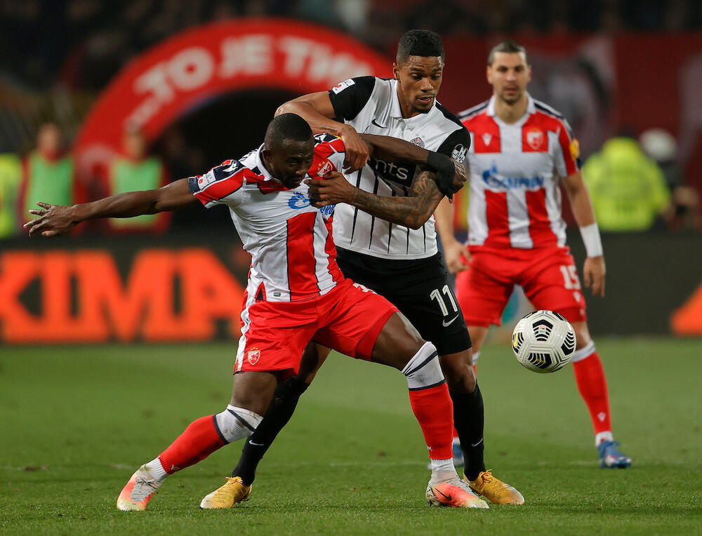 Seku Sanogo u duelu sa Rikardom Gomešom na večitom derbiju