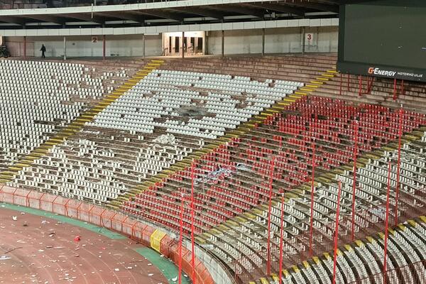 DAN POSLE DERBIJA SE BROJE POLOMLJENE STOLICE: Poznato je koliko ih je završilo na atletskoj stazi!