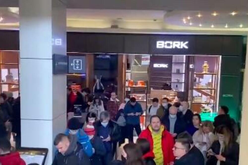 RUSI POHRLILI NA BANKOMATE: Građani u strahu zbog uvedenih sankcija, pogledajte snimak iz Moskve (VIDEO)