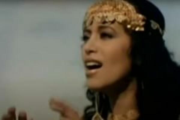 BILA NEVINA DO 39. GODINE, PORODICA JE ŠIKANIRALAPotresna životna priča pevačice, narod je slavio KAO BOŽANSTVO!