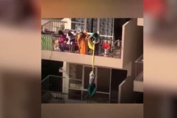 OVO JE KLASIČNI PRIMER ŽENE BEZ MOZGA: Zbog KOMŠIJE, sina pustila NIZ TERASU, SVE UHVAĆENO KAMEROM (FOTO)