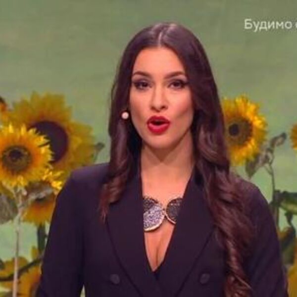 OVA PROSTA HALJINA DRAGANE KOSJERINE KRIJE SALO SA STOMAKA: Muškarcima popadala vilica, ide SKROZ UZ TELO (FOTO)