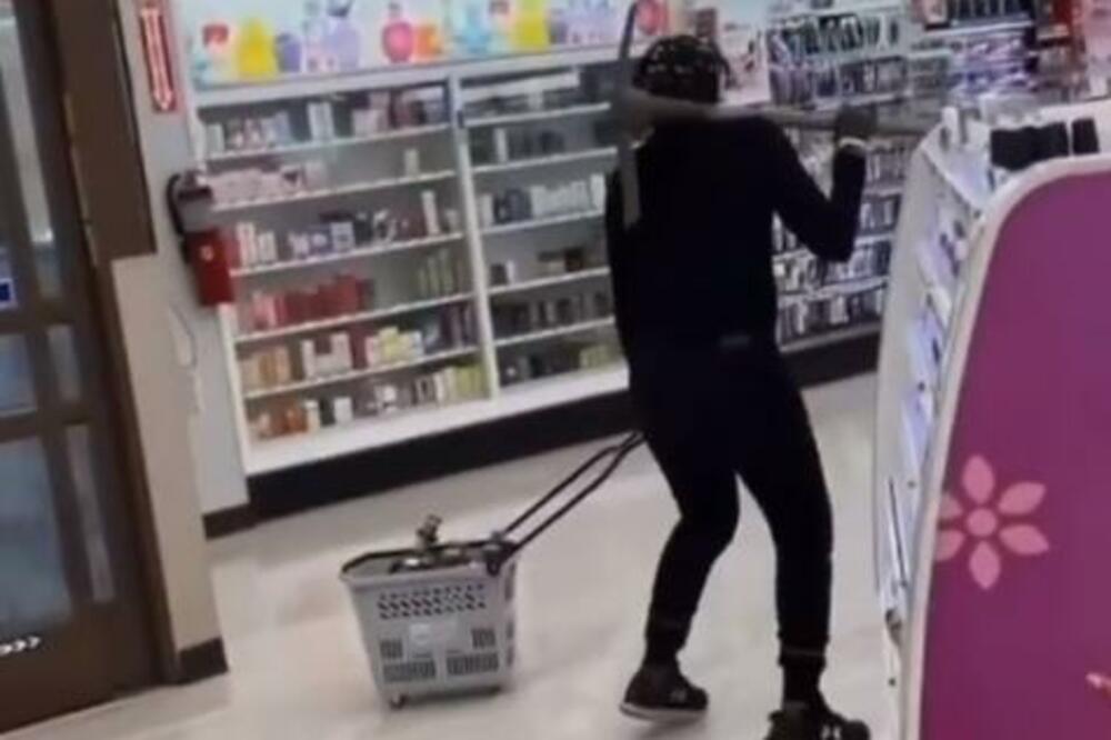 ŽENA OPELJEŠILA RADNJU SA BIZARNIM ALATOM: Zbog takvog "ORUŽJA" niko nije smeo da joj PRIĐE (VIDEO)