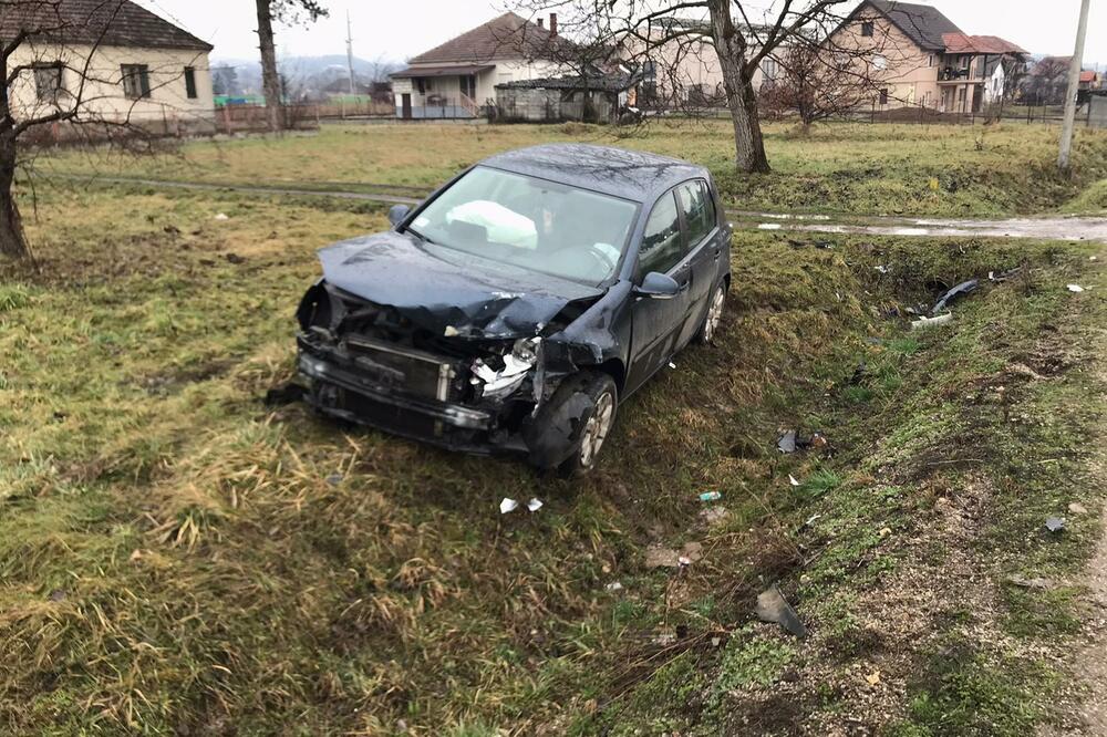 AUTO SLETEO S PUTA, PA ZAVRŠIO U KANALU: Saobraćajka na putu od Čačka ka Kraljevu, AERBEG MU SPASIO ŽIVOT! (FOTO)
