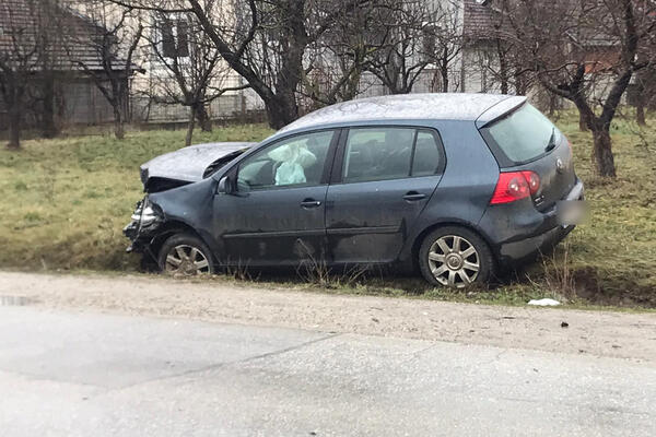 SAOBRAĆAJKA U KIKINDI: Automobil od udarca završio u kanalu! (FOTO)