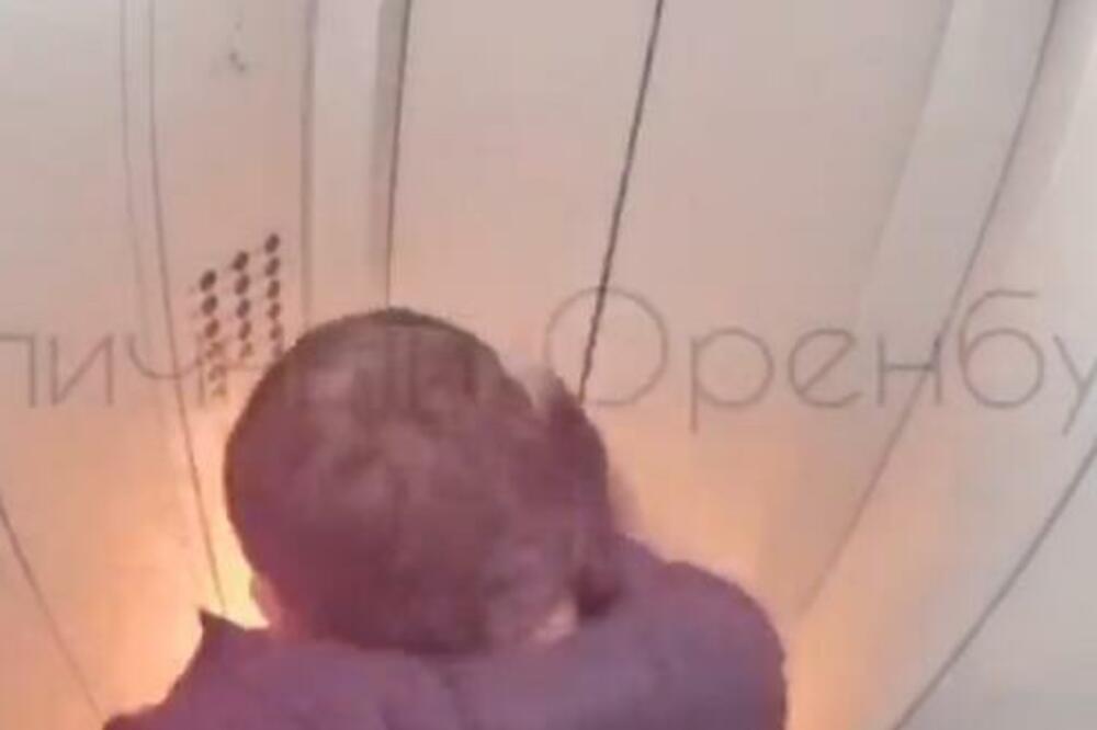 PIJANI RUS SE ŽIV ZAPALIO U LIFTU: Jeziv snimak kruži Internetom, NA KOLENIMA JE ČEKAO DA IZGORI (FOTO)