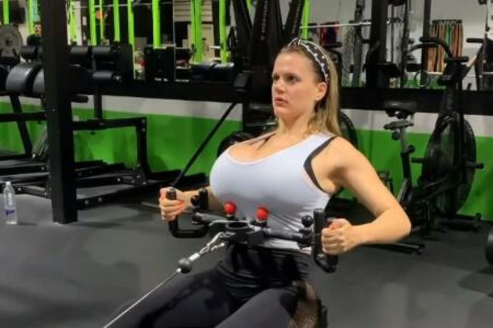 IZGUBILA KILOGRAME, A DOBILA OGROMNE GRUDI: Postala je zvezda ONIH FILMOVA, pogledajte šta RADI (VIDEO)