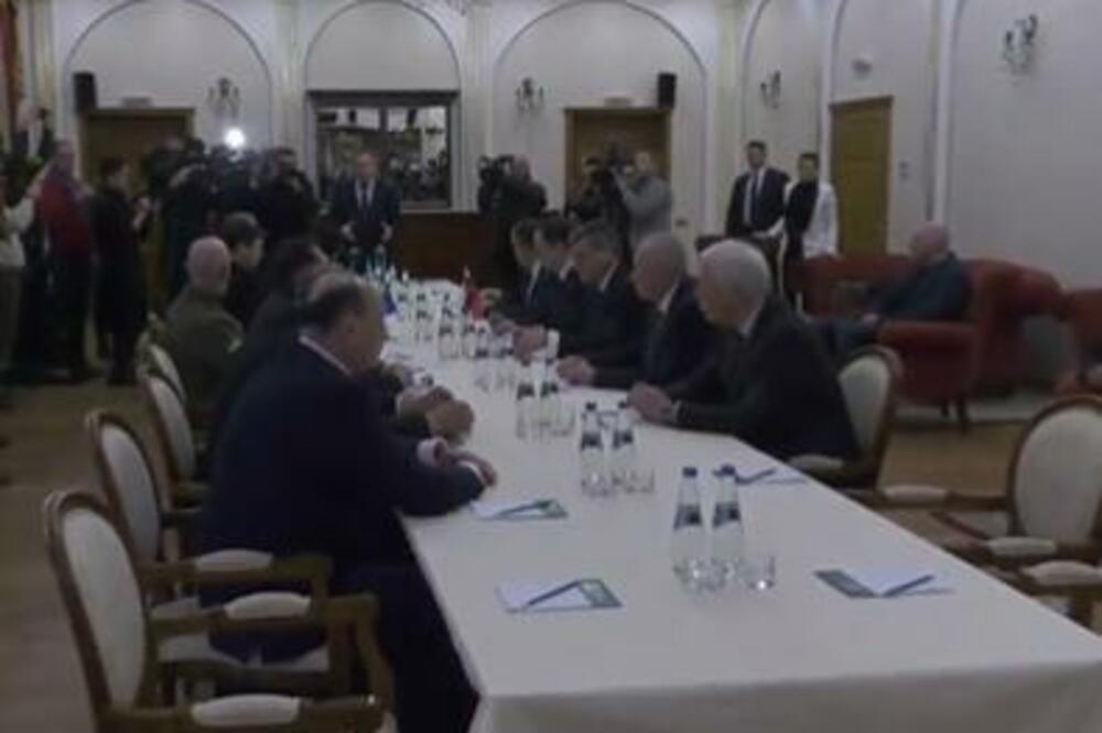 JEDAN DETALJ SA SASTANKA DELEGACIJA RUSIJE I UKRAJINE SVIMA ZAPAO ZA OKO: Ovaj čovek je privukao SVU PAŽNJU (VIDEO)