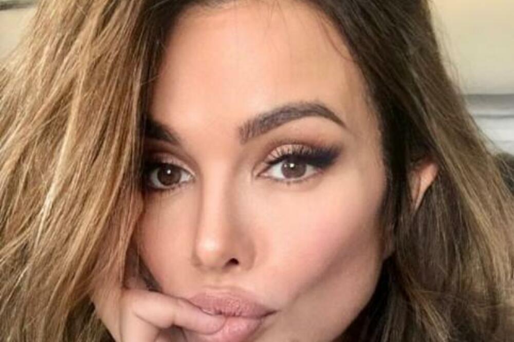 SEVE GOLIŠAVA U 50-OJ RAZORILA MREŽE! Svi gledaju u jednu STVAR i ne veruju SVOJIM OČIMA: Nešto se DEŠAVA sa telom