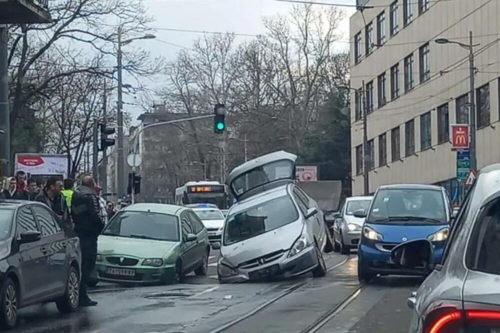 KATASTROFA U CENTRU BEOGRADA! Strašan prizor zatekao prolaznike kod Tašmajdana (FOTO) (VIDEO)