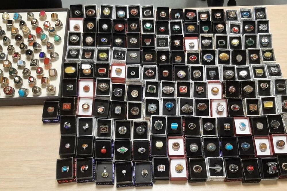 MEĐU GARDEROBOM PRENOSILI NAKIT VREDAN OKO 7.000 EVRA: Carinici sprečili pokušaj krijumčarenja na Batrovcima! FOTO