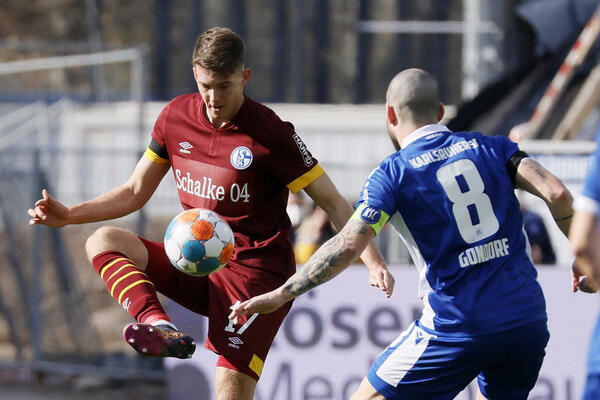 NAVIJAČI KAO DA SU OVO ČEKALI: Šalke rasprodao dresove na kojima ne piše ime glavnog sponzora, svi ih žele!