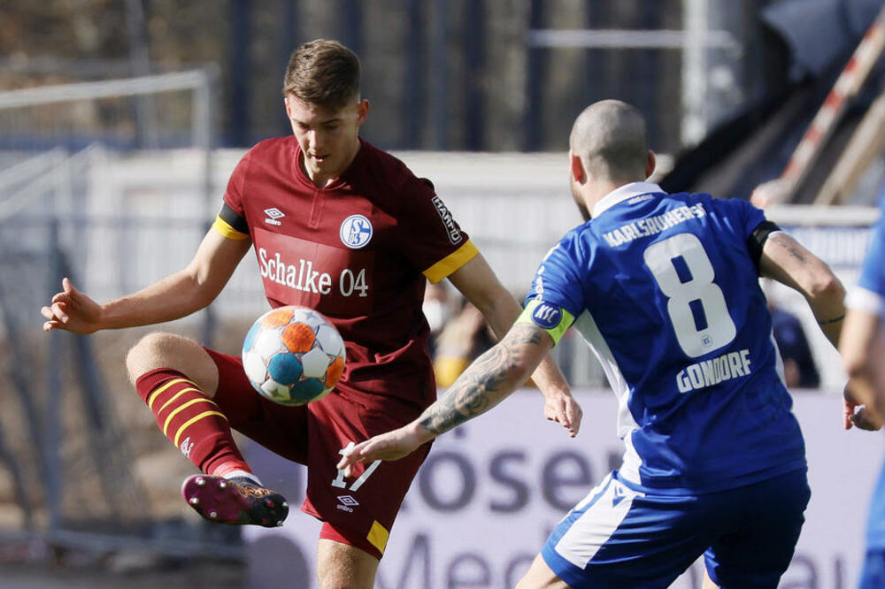 NAVIJAČI KAO DA SU OVO ČEKALI: Šalke rasprodao dresove na kojima ne piše ime glavnog sponzora, svi ih žele!