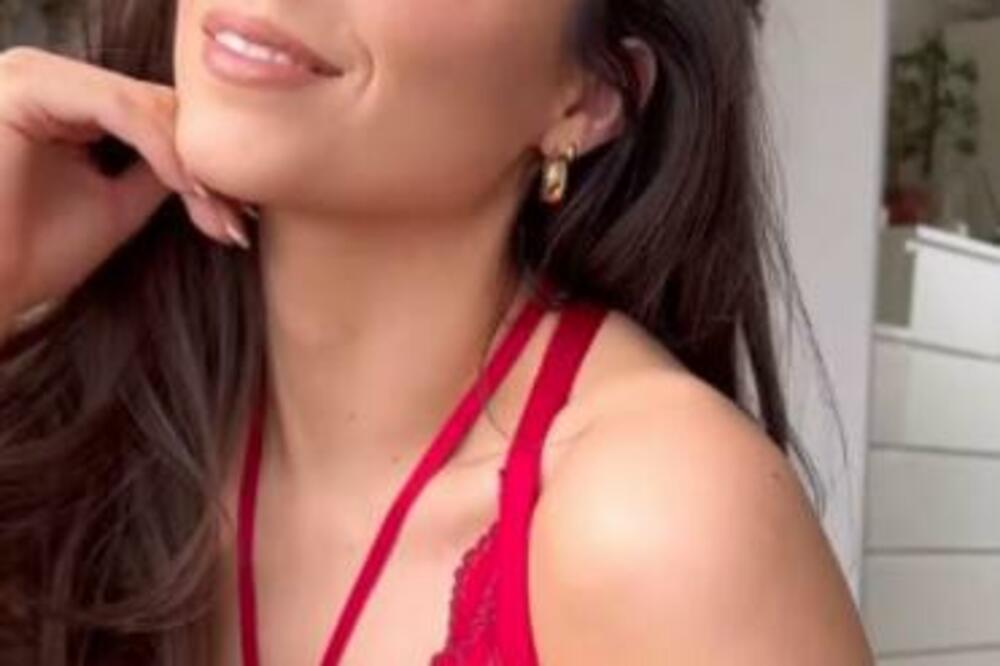 INFLUENSERKU IZVREĐALI ZBOG MASTURBACIJE: Uzela SE*S IGRAČKU U RUKE i pokazala SVE (FOTO)