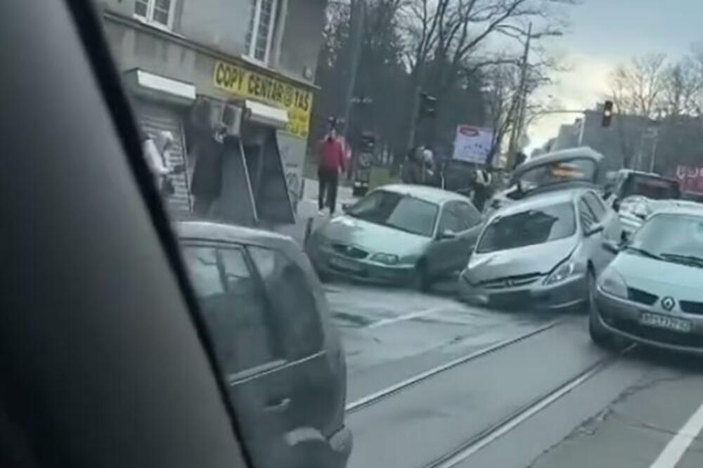 AMBIS U CENTRU BEOGRADA: "Mislio sam da je bara, a onda se čulo tup i auto mi je propao"