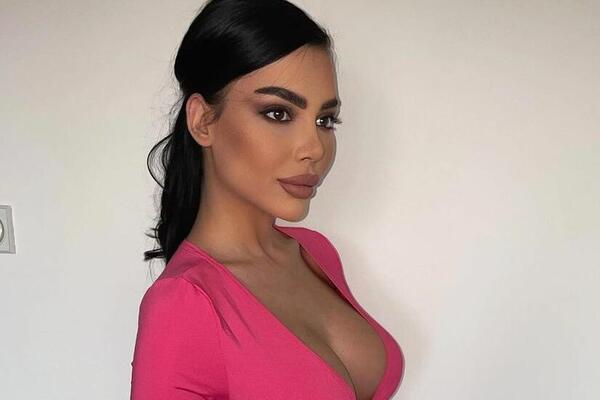 HELENA TOPALOVIĆ SE OPUSTILA SA SUPRUGOM U LIFTU I NASKOČILA NA NJEGA: Obgrlila ga i krenula u AKCIJU! (FOTO)