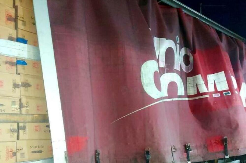 ZAPLENJENO 15 MILIONA KOMADA CIGARETA: Otkriven tovar u napuštenom kamionu bez tablica!